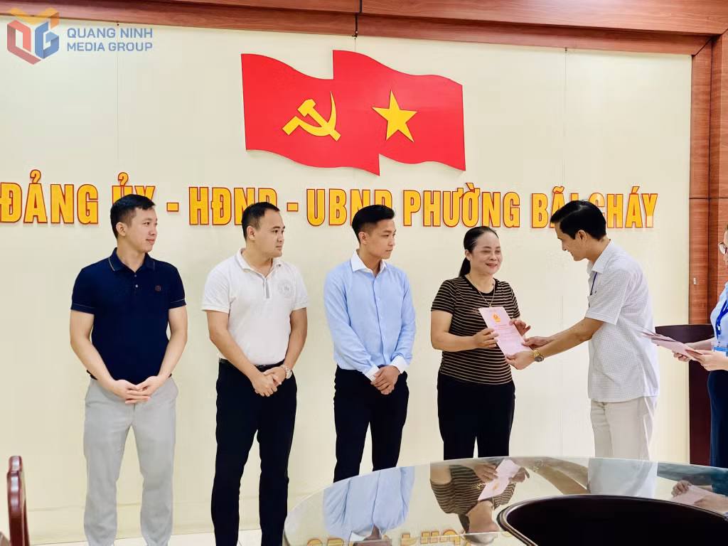 Phường Bãi Cháy trao Giấy chứng nhận Quyền sử dụng đất cho người dân.