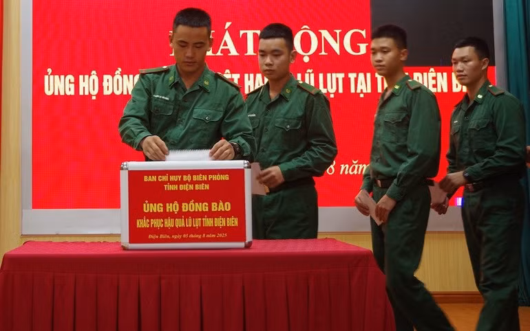 Hưởng ứng lời kêu gọi hướng về đồng bào vùng lũ, cán bộ, chiến sĩ Ban Chỉ huy Bộ đội Biên phòng tỉnh Điện Biên đã phát động ủng hộ gửi về đồng bào.