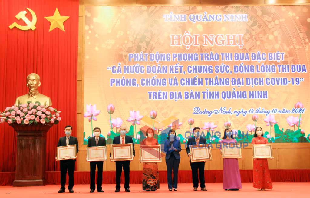 Đồng chí Trịnh Thị Minh Thanh, Phó Bí thư Tỉnh ủy, Phó Chủ tịch Thường trực HĐND tỉnh, trao tặng Bằng khen của Chính phủ cho các cá nhân có thành tích trong công tác, góp phần vào sự nghiệp xây dựng CNXH và bảo vệ Tổ quốc. Ảnh: Manh Trường