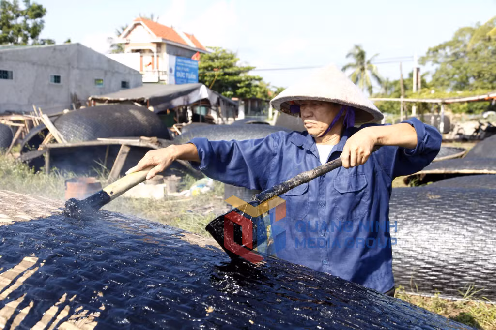 Làm thuyền Nan. Ảnh: Lê Biên Thùy - Phòng VHTT Quảng Yên
