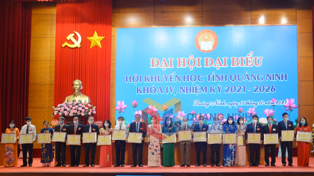 Đồng chí Nguyễn Thị Hạnh, Phó Chủ tịch UBND tỉnh, Chủ tịch Hội Khuyến học tỉnh khóa IV, nhiệm kỳ 2021-2026, trao bằng khen của UBND tỉnh cho các cá nhân, tập thể có thành tích xuất sắc trong công tác khuyến học. Ảnh: Lan Anh
