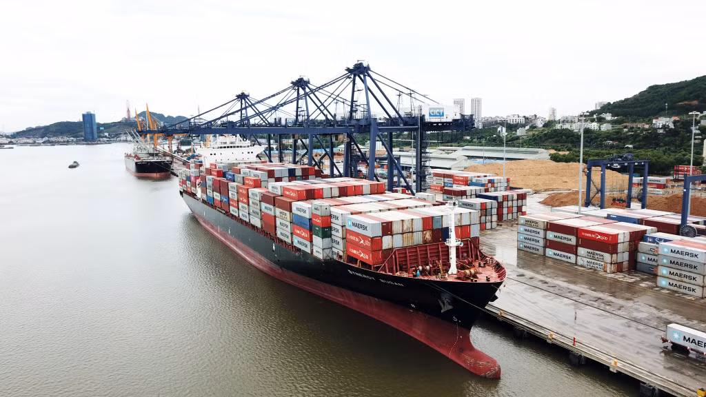 Tàu container vào làm hàng tại cảng CICT Cái Lân.