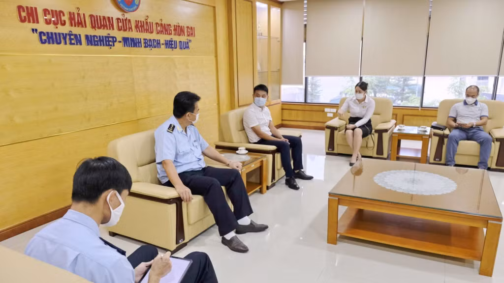 Lãnh đạo Chi cục Hải quan cửa khẩu cảng Hòn Gai và cán bộ Ban Quản lý KKT tỉnh làm việc với Công ty TNHH công nghiệp Jinko Solar (Việt Nam), tháng 8/2021.