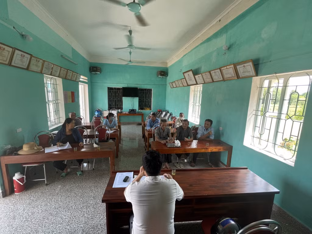 Buổi hội ý, thống nhất cách làm của các đảng viên lão thành Chi bộ thôn 7, xã Quảng Long, sau khi đi khảo sát một số vườn chè của thôn.