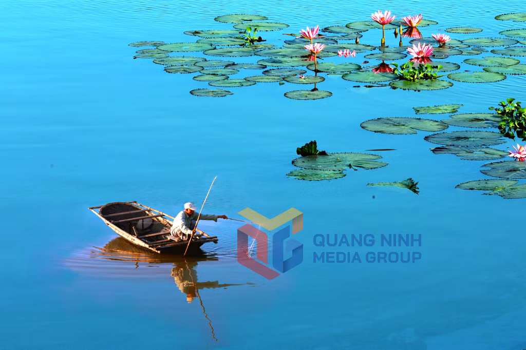 Lão ngư thả câu trong đầm cá nội đồng (4-2017). Ảnh: Dương Phượng Đại (CTV)