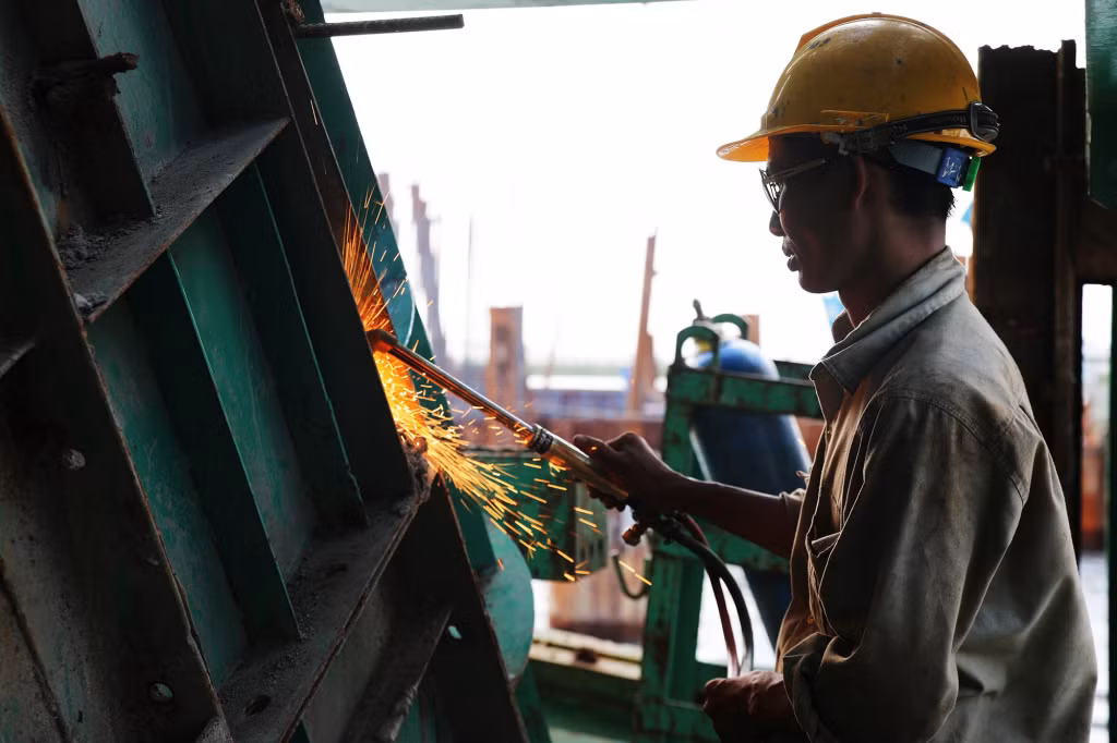 300 cán bộ, công nhân cùng nhiều thiết bị máy móc thi công trên công trường (10-2021). Ảnh: Đỗ Phương