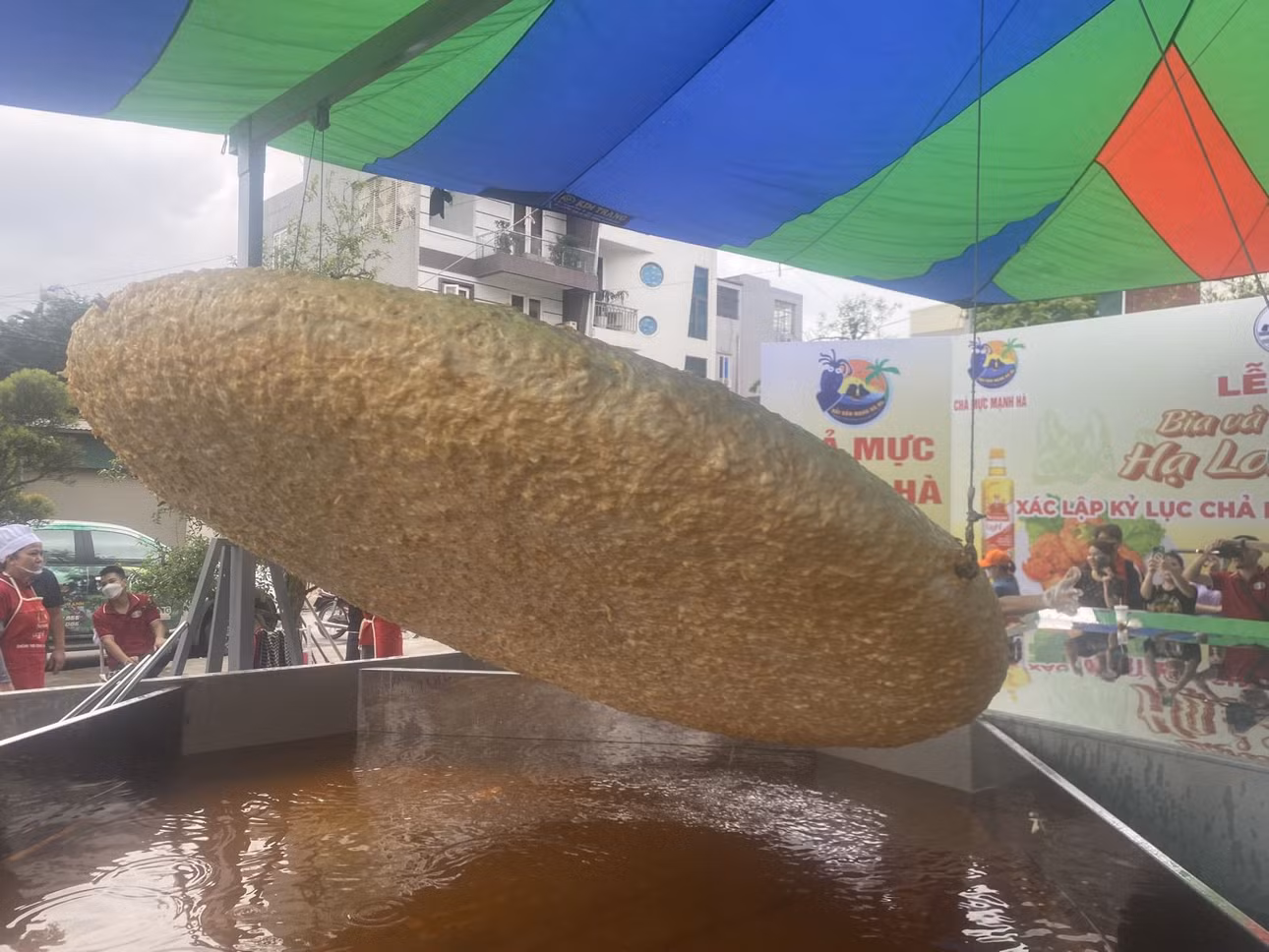 Quy trình chế biến vất vả để có được chiếc chả mực xác lập kỷ lục Việt Nam nặng 200kg.