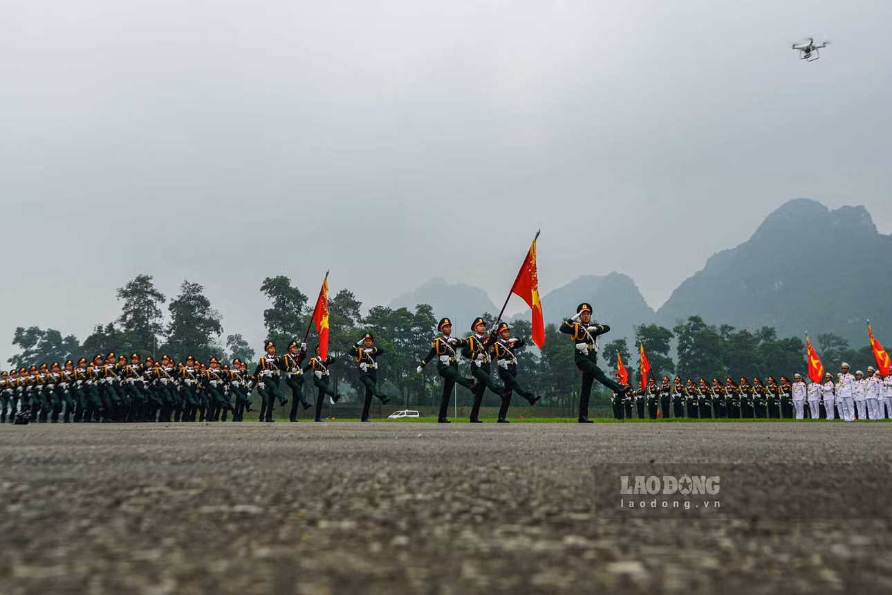 Khối sĩ quan Lục quân diễu binh.