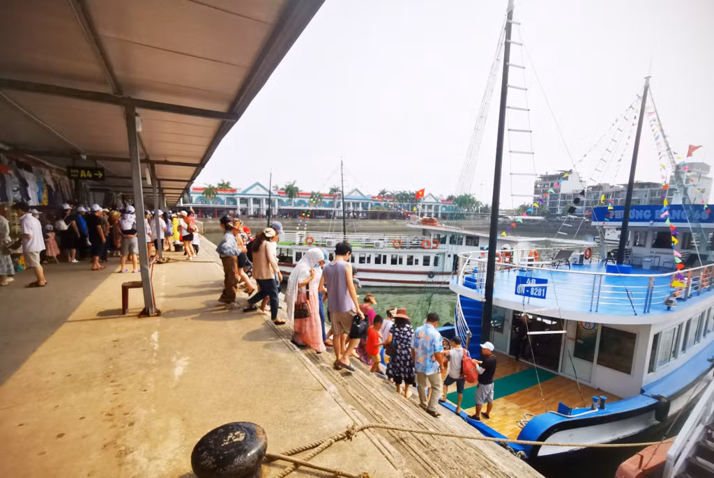 Du khách lên tàu đi tham quan vịnh Hạ Long.