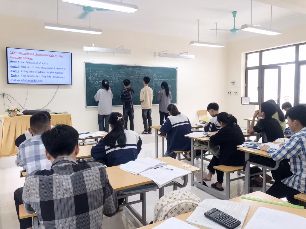 Tiết ôn tập Toán của học sinh khối 9, Trường THCS Húc Động (xã Húc Động, huyện Bình Liêu).