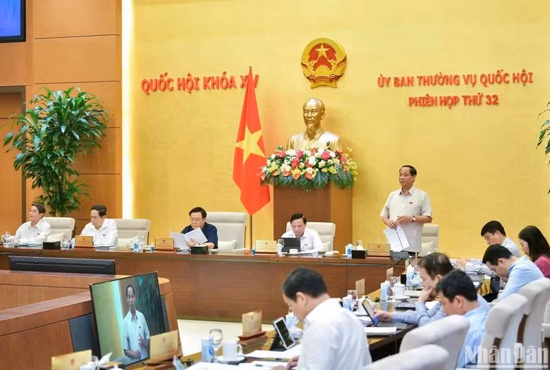 Phó Chủ tịch Quốc hội Trần Quang Phương phát biểu tại phiên họp sáng 16/4. (Ảnh: DUY LINH)
