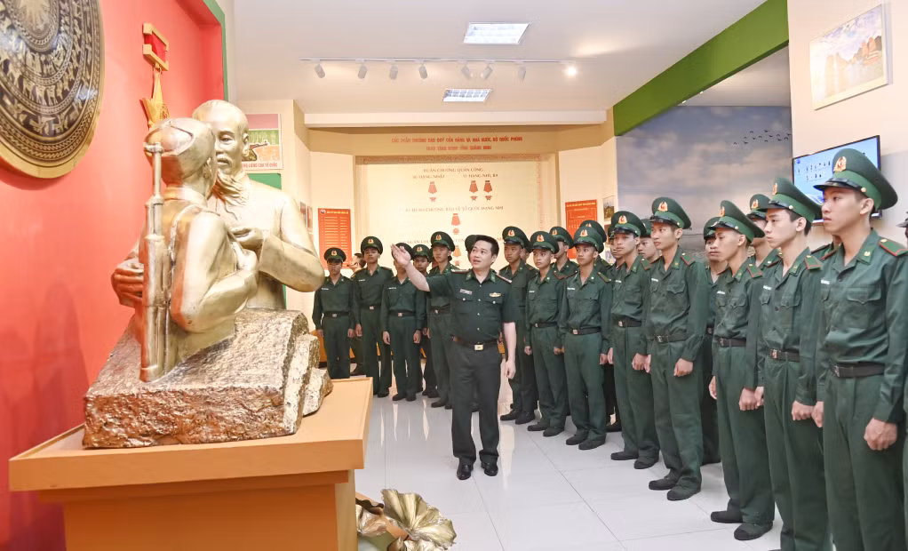 Các chiến sĩ mới được giới thiệu về những kỷ vật quý giá lưu giữ tại phòng truyền thống.
