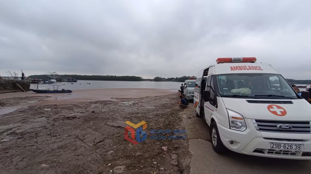 Các lực lượng chức năng có mặt tại hiện trường, triển khai công tác tìm kiếm cứu nạn.