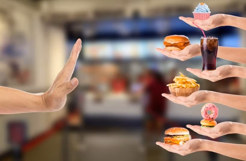 Trẻ em rất thích ăn vặt và thường xuyên nạp những món ăn không tốt cho sức khỏe. (Ảnh: ITN).