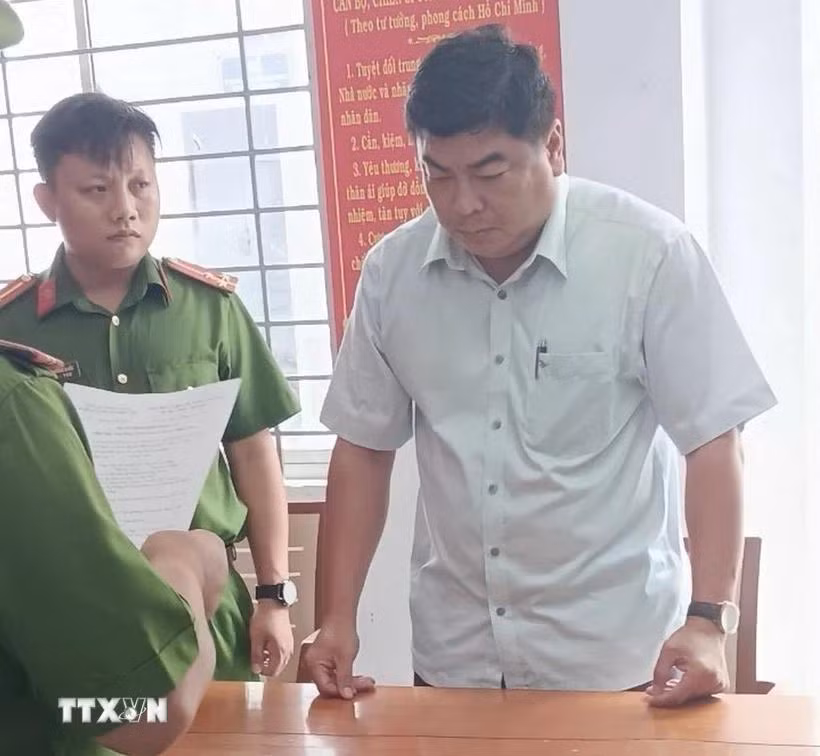Ông Nguyễn Bảo Sinh, Phó Chủ tịch UBND thành phố Long Xuyên, tại cơ quan điều tra. (Ảnh: TTXVN phát)