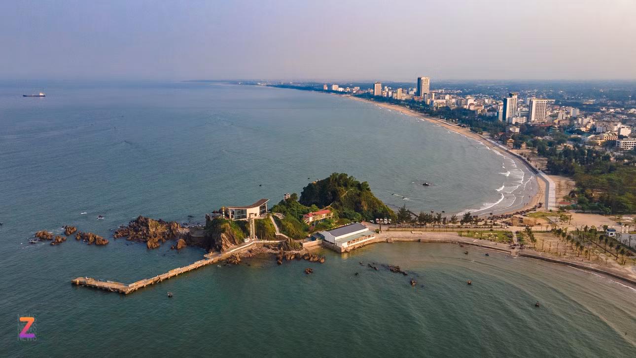 Từ tuyến đường ven biển Hà Tĩnh, du khách có thể đi qua cầu Cửa Hội (huyện Nghi Xuân) để đến bãi bãi biển Cửa Lò (thị xã Cửa Lò, tỉnh Nghệ An).