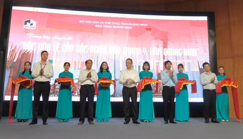 Đại biểu cắt băng khai mạc triển lãm.
