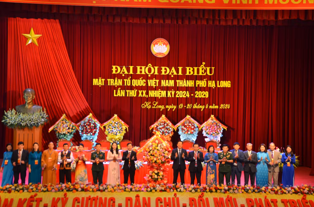Đồng chí Nguyễn Văn Hồi, Ủy viên Ban Thường vụ Tỉnh uỷ, Trưởng Ban Dân vận Tỉnh ủy, Chủ tịch Uỷ ban MTTQ tỉnh tặng hoa chúc mừng Đại hội.