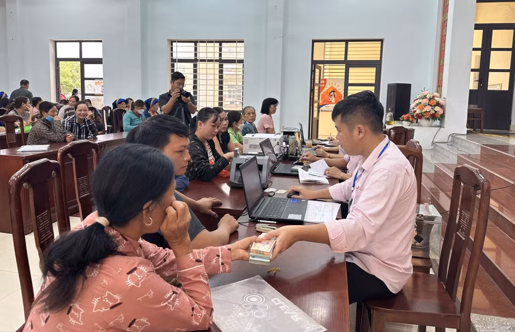 Cán bộ Phòng giao dịch Ngân hàng CSXH huyện Ba Chẽ giải ngân cho vay vốn.
