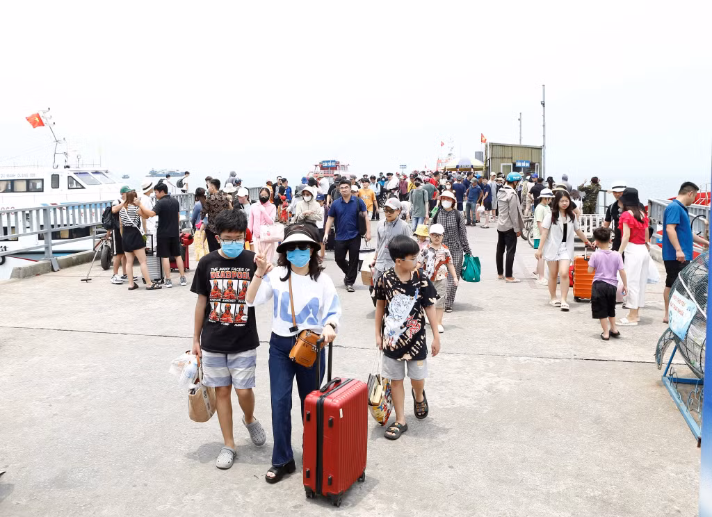 Rất đông du khách tới Cô Tô trong kỳ nghỉ lễ này. (Ảnh: Thu Báu)