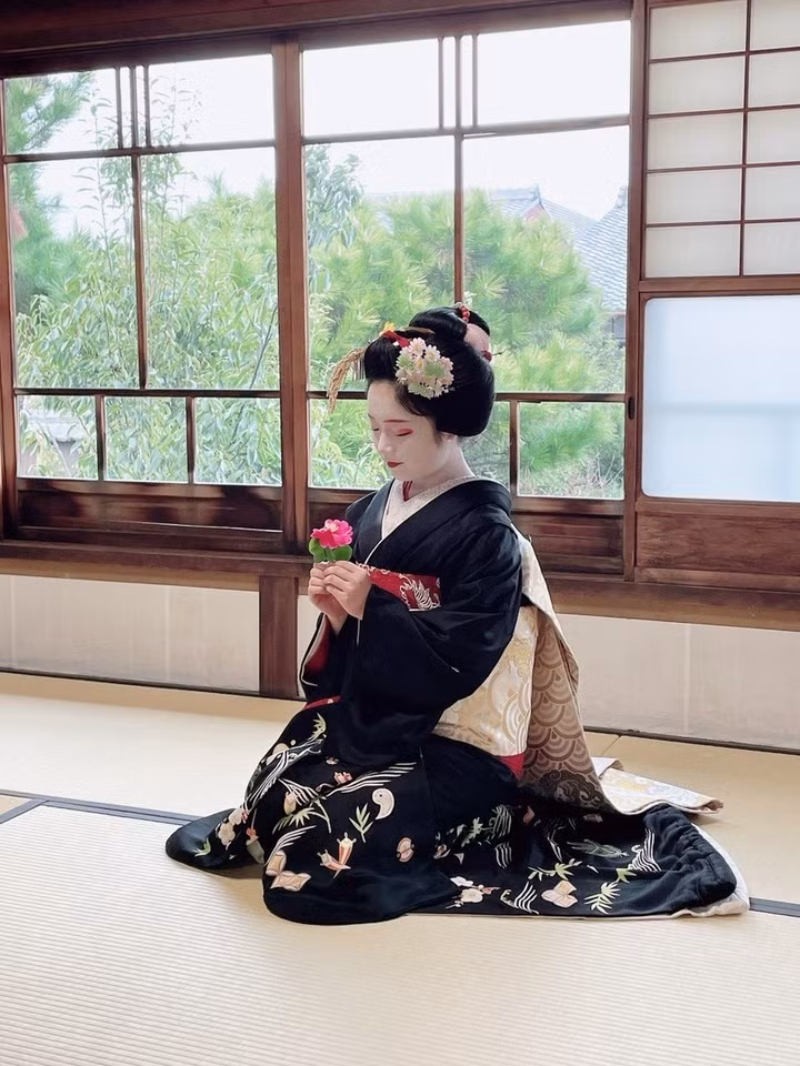 Thành phố cổ kính Kyoto (Nhật Bản) đang tiến hành các biện pháp để giải quyết vấn đề của du lịch quá mức. Chính quyền cấm du khách lui tới những ngõ hẻm riêng tư của quận Gion, nơi nổi tiếng của các nghệ sĩ Geisha, với các hành vi không đúng mực. Du khách liên tục tiếp cận, chụp ảnh và quấy rối các Geisha, thậm chí là truy đuổi khi họ đi đến các buổi hòa nhạc tại các phòng trà. Ảnh: @visit_kyoto.
