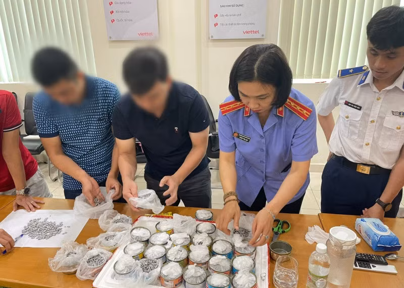Lực lượng chức năng kiểm tra số ma túy tổng hợp bị thu giữ.