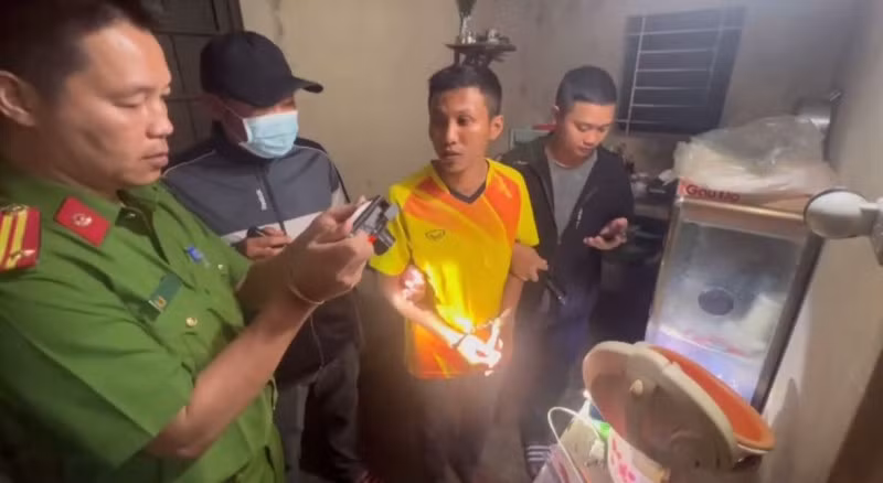 Lực lượng Công an bắt giữ đối tượng Lê Đức Phương sau 1 giờ gây án.