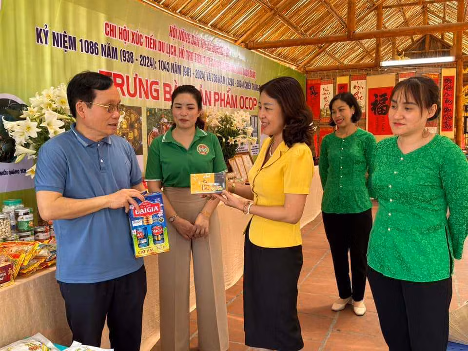 HND TX Quảng Yên tổ chức gian hàng OCOP tại Khu di tích quốc gia đặc biệt Bạch Đằng để hỗ trợ hội viên, nông dân tiêu thụ sản phẩm. Ảnh: HND TX Quảng Yên.
