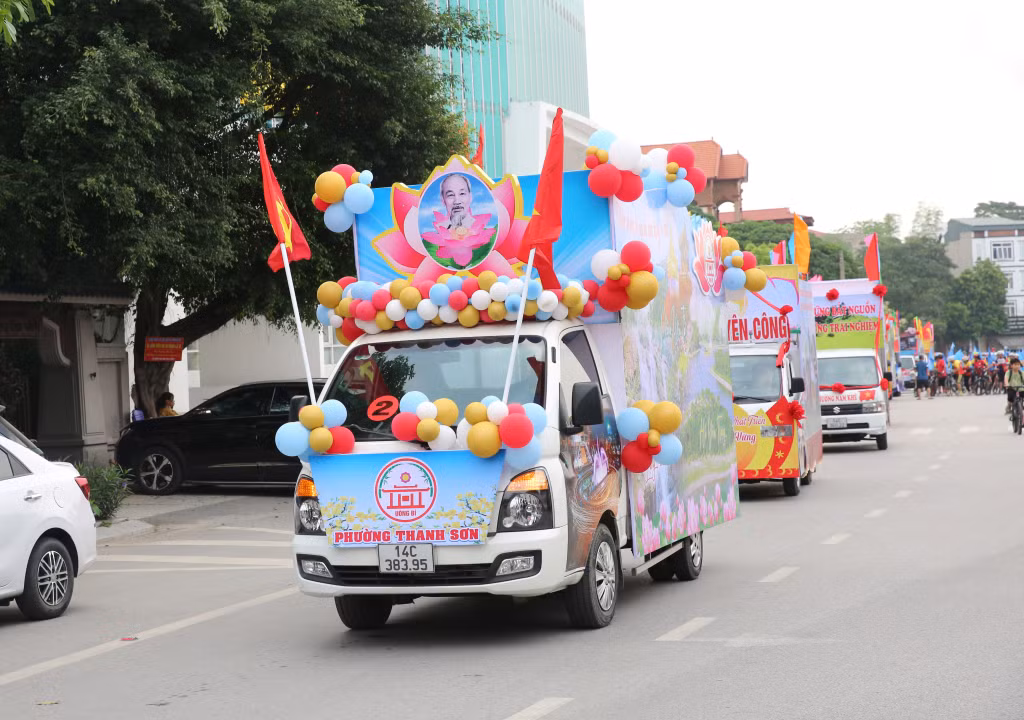 Tổ chức thi xe diễu hành tuyên truyền, quảng bá các hình ảnh du lịch đặc sắc của địa phương di chuyển quanh nội thành TP Uông Bí.