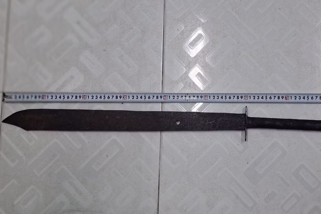 Mã tấu tự chế là hung khí liên quan đến vụ án (Ảnh: Công an Đà Nẵng).