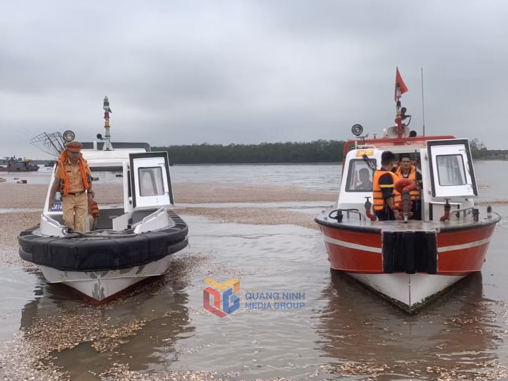Lực lượng chức năng huy động phương tiện tổ chức tìm kiếm người mất tích. Ảnh: Nguyễn Duy