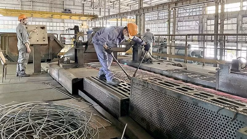 Sản xuất thép cuộn tại Công ty cổ phần Gang thép Thái Nguyên.