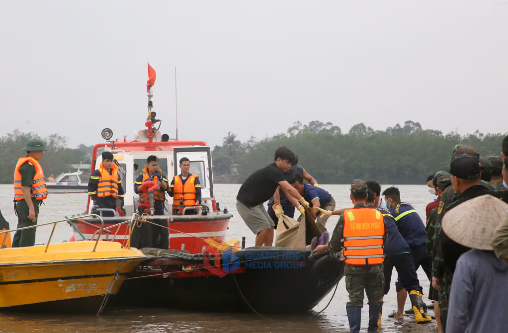 Lực lượng chức năng đưa nạn nhân đầu tiên là chị Nguyễn Thị M (SN 1983) lên bờ vào khoảng 12h40 trưa 25/4.