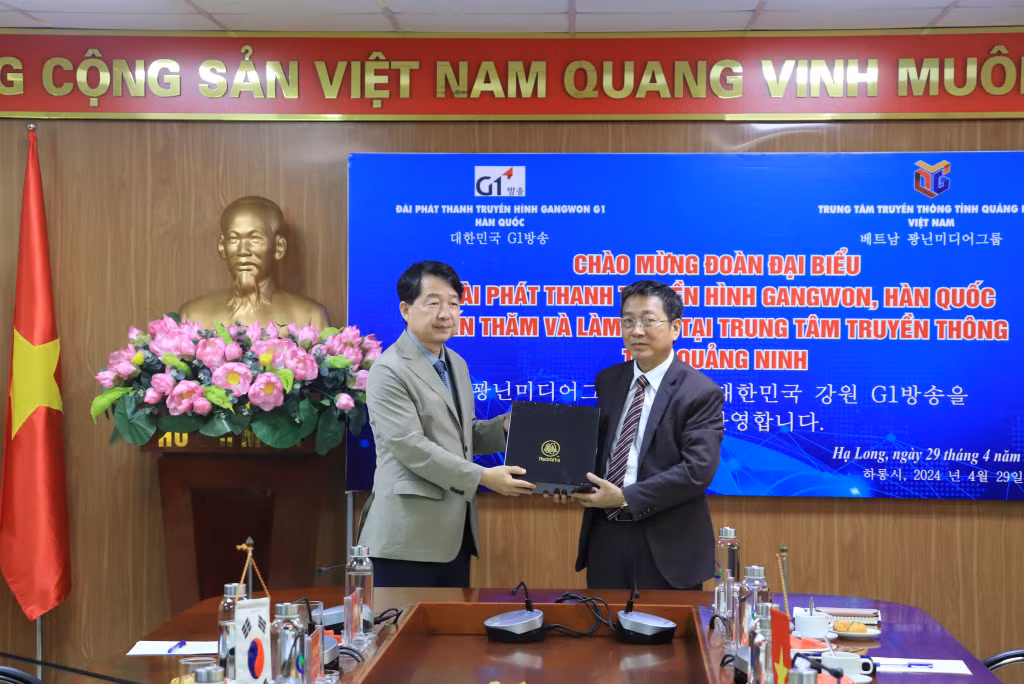 Đồng chí Nguyễn Văn Hùng, Phó Giám đốc phụ trách Trung tâm Truyền thông tỉnh Quảng Ninh tặng quà lưu niệm cho ông Jeon Jongryul, Giám đốc Đài Phát thanh - Truyền hình Gangwon