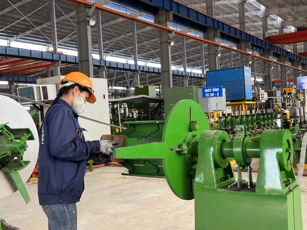 Chị Trần Thị Thanh, tổ trưởng Tổ Lốc ống công nghiệp, Công ty cổ phần đóng tàu và vận tải biển Nam Phát được đồng nghiệp gọi là 