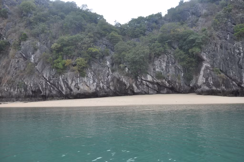 Việc khai thác các bãi tắm, điểm tham quan mới cần chờ Quy hoạch về bảo quản, tu bổ, phục hồi danh lam thắng cảnh Vịnh Hạ Long được phê duyệt.