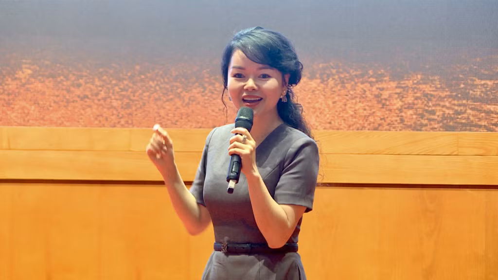 Bà Tống Liên Anh - Thạc sĩ, Chuyên gia trong lĩnh vực giáo dục người lớn và học tập suốt đời truyền cảm hứng và đưa ra các hướng dẫn để mỗi người trở thành một người học suốt đời.