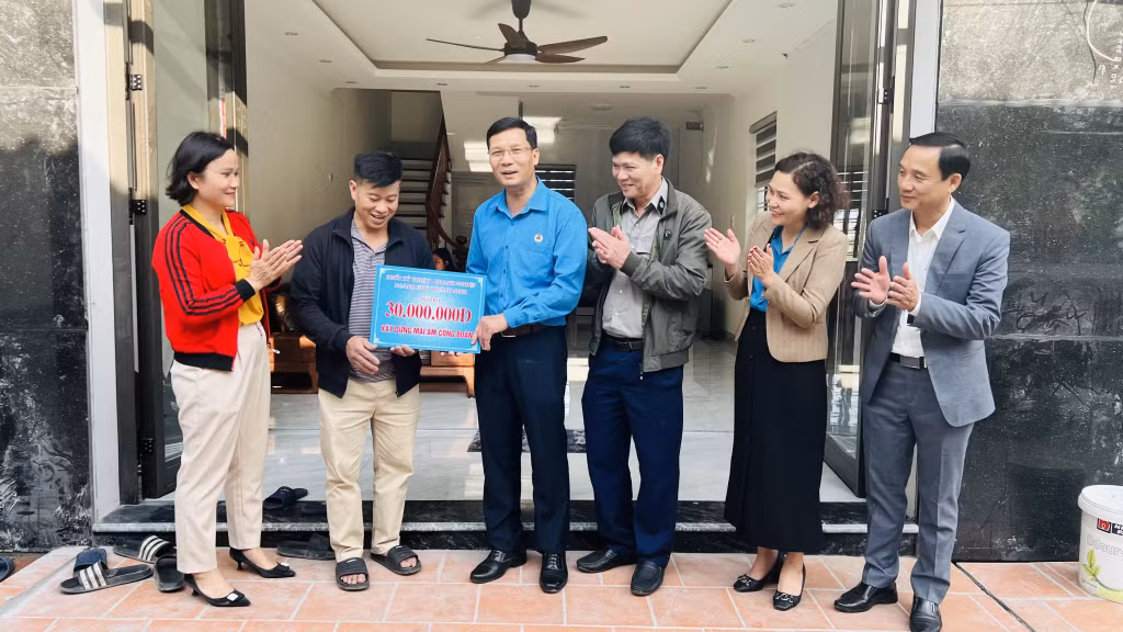 Công đoàn ngành GTVT trao hỗ trợ xây Mái ấm công đoàn cho gia đình anh Nguyễn Văn Trung, Công ty CP Xe khách Quảng Ninh.