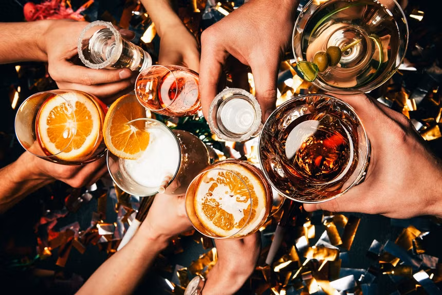 Uống rượu sẽ làm tăng nhịp tim và làm giãn mạch máu trên da - Điều này có thể kích hoạt mồ hôi (Ảnh: Internet)