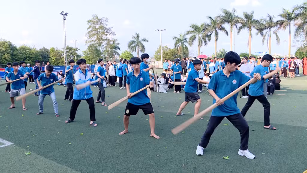 Học sinh Trường TH,THCS&amp;THPT Nguyễn Bỉnh Khiêm (TP Hạ Long) luyện tập các tiết mục biểu diễn phục vụ Lễ hội Carnaval Hạ Long 2024. Ảnh: Minh Đức