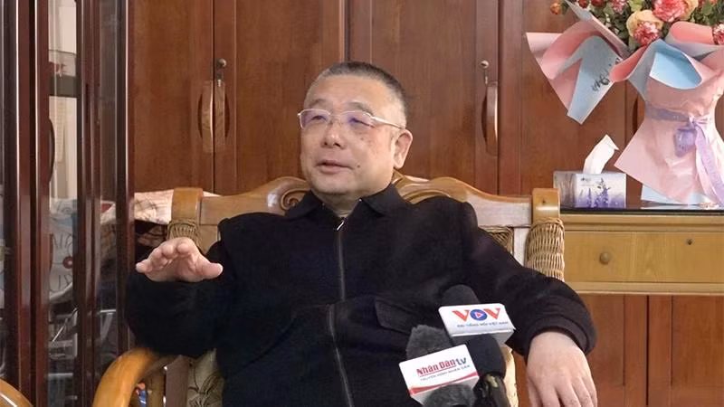 Ông Vi Tiêu Nghị trả lời phỏng vấn của phóng viên Báo Nhân Dân.