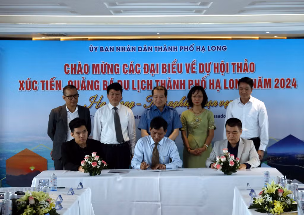 Lãnh đạo UBND TP Hạ Long và Tiktok Việt Nam, Công ty - CP Truyền thông và Giải trí Vitamin Việt Nam ký thoả thuận hợp tác.
