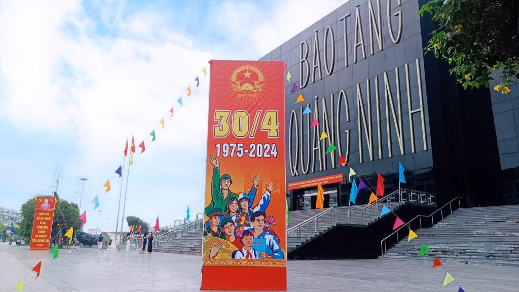 Khu vực Bảo tàng, Thư viện tỉnh cũng được trang hoàng rực rỡ cờ hoa và các biểu trưng, biểu ngữ cổ động.