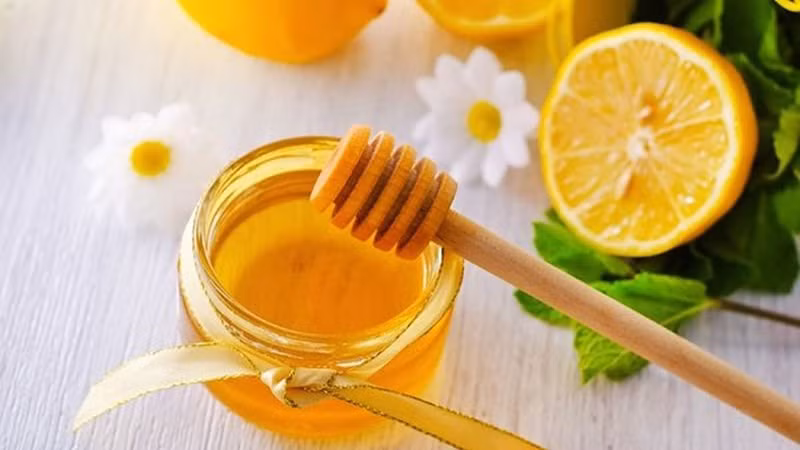 Mật ong có nhiều tác dụng trong làm đẹp.