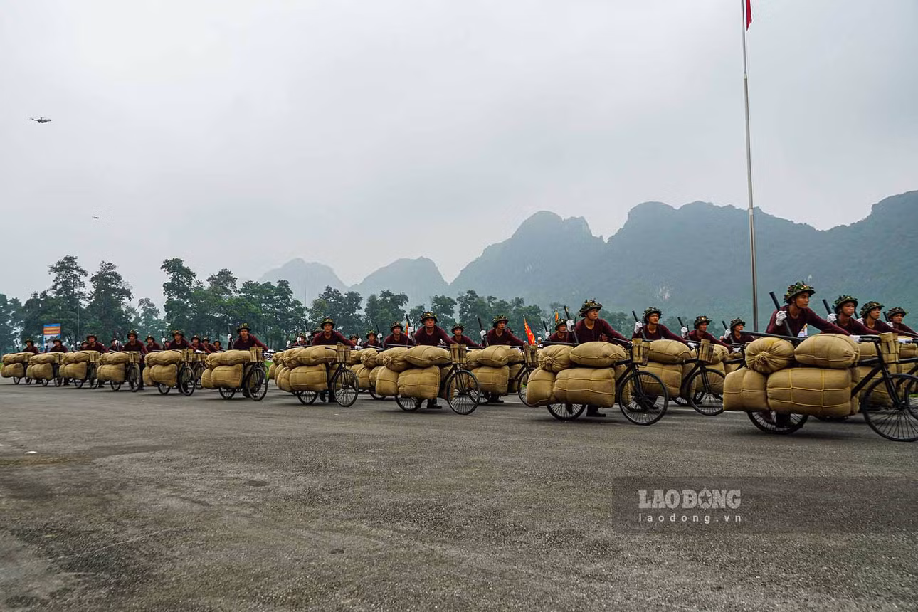 Khối Dân công hỏa tuyến thực hiện tổng duyệt. Lễ diễu binh, diễu hành là điểm nhấn của Lễ kỷ niệm 70 năm chiến thắng Điện Biên Phủ, là sự kiện quan trọng của toàn Đảng, toàn dân và toàn quân nhằm tuyên truyền, giáo dục sâu rộng về ý nghĩa, tầm vóc, giá trị lịch sử của chiến thắng "Lừng lẫy năm châu, chấn động địa cầu".