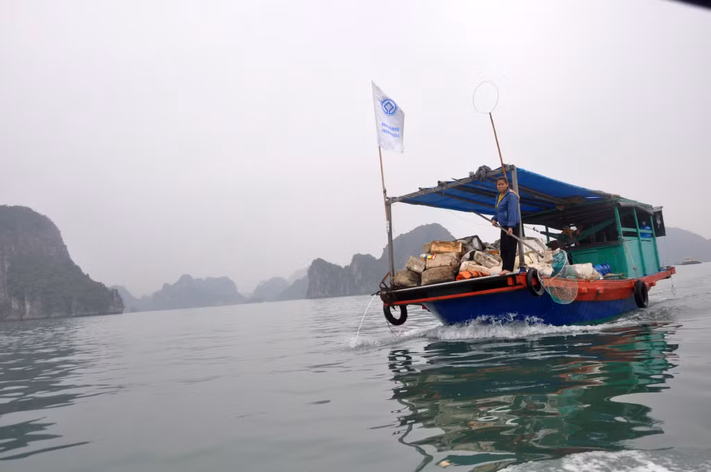 Vật dụng vớt rác trên biển hiện nay khá đơn sơ, chủ yếu là dùng những chiếc vợt như thế này.