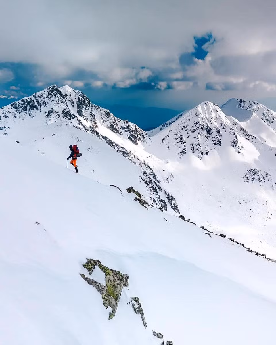 Đỉnh Everest thường xuyên bị ô nhiễm bởi rác thải và phân người. Để giải quyết vấn đề này, chính phủ Nepal đã ra lệnh yêu cầu những người leo núi sử dụng "túi phân" phân hủy sinh học để thu gom phân và mang trở lại dưới chân núi. Việc cấm đổ rác trên đường đi có ý nghĩa rất lớn, đặc biệt là khi người leo núi thường phải dùng tuyết tan làm nguồn nước uống. Từ năm nay, những người leo núi Everest sẽ yêu cầu mang theo chip theo dõi, giúp các đội cứu hộ có thể hướng dẫn và hỗ trợ kịp thời trong trường hợp cần thiết. Ảnh: @everestexped.