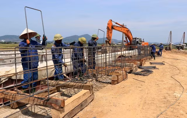 Đẩy mạnh giải ngân vốn đầu tư công - Ảnh 1.