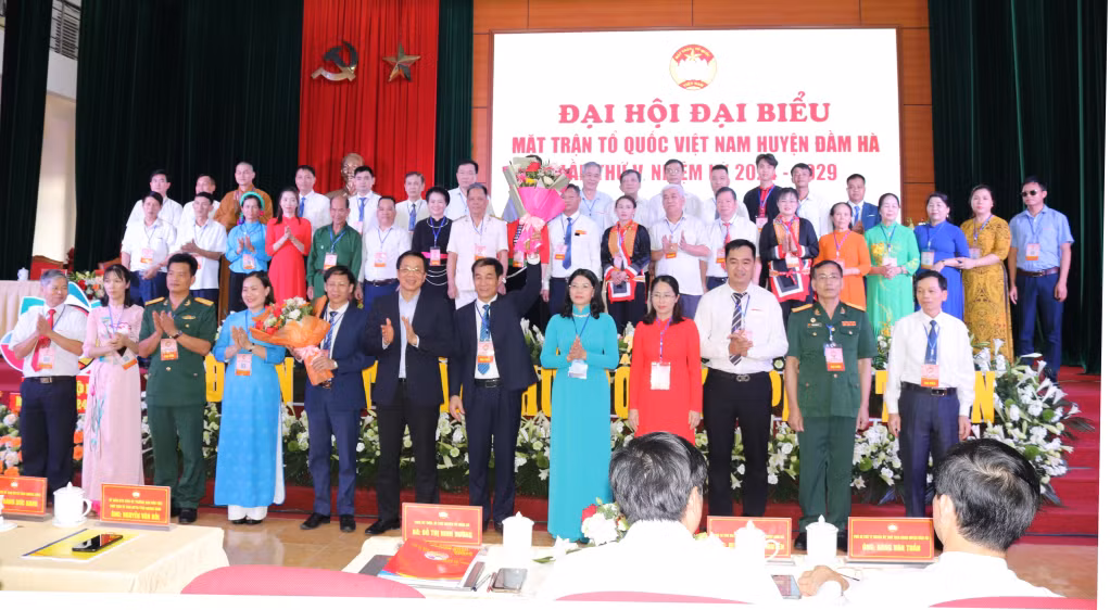 Đồng chí Nguyễn Văn Hồi, Ủy viên BTV, Trưởng Ban Dân vận Tỉnh ủy, Chủ tịch UBMTTQ tỉnh cùng lãnh đạo huyện tặng hoa chúc mừng 47 Ủy viên Ủy ban MTTQ Việt Nam huyện khóa mới.