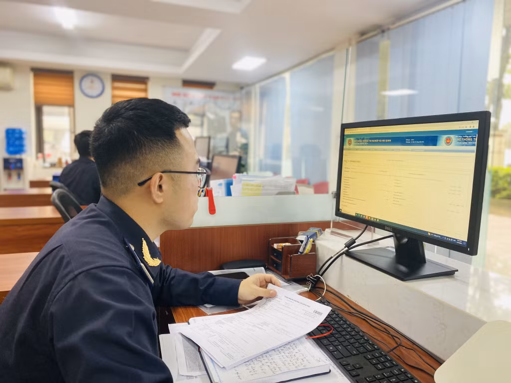 Hoạt động nghiệp vụ tại Chi cục Hải quan Cửa khẩu Cảng Cẩm Phả.